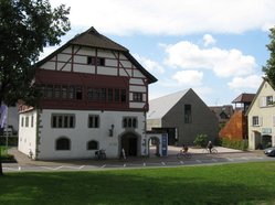 Museum im Alten Rathaus (links) und Infozentrum (Bildhintergrund).