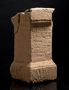 Bild eines römischen Inschriftensteins, auf dem das Wort „COGNOSCETE– Beachtet!“ eingehauen ist.