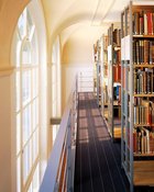 Blick auf die Galerie der Bibliothek