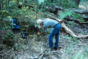 Sondengänger bei einer illegalen Grabung im Wald.
