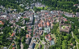 Luftbild von der Altstadt und dem Kurviertel Baden-Badens.