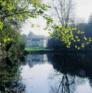 Gärten: Schloss des Erbprinzen Karl von Hohenzollern-Sigmaringen in Krauchenweis in dem 1829 nach dem Vorbild Fürst Pücklers entstandenen Park