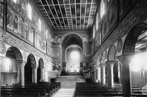 Schwarz-Weiß-Aufnahme des Kircheninnenraums