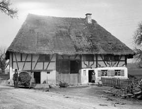 Bauernhaus mit strohgedecktem Walmdach in Eberhardzell-Kappel (Kreis Biberach).