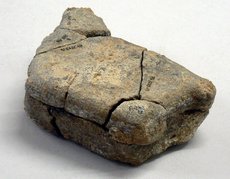 Siebenlinden 3-5, Aneinandergefügte Fragmente eines großen, im feuer geplatzten Gerölls aus Sandstein, Beuronien C.