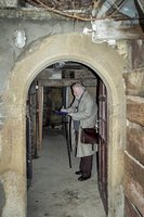 Ein Inventarisator steht in einem Keller und macht Aufzeichnungen