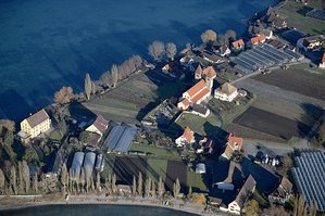 Kulturlandschaften: Luftaufnahme eines Ausschnittes der Klosterinsel Reichenau auf dem Felder zu sehen sind