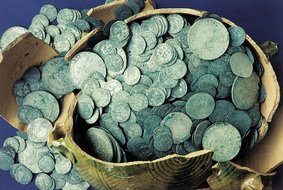 Beim Abbruch eines Gasthofes in Schweigern wurde 1993 ein Spartopf mit Münzen aus dem 17. Jh. entdeckt.