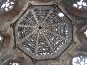 Blick von unten in den Turmhelm des Freiburger Münsters