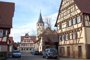 Dörfer: Dorfansicht von Lienzingen (Enzkreis) mit mittelalterlicher Kirchenburg und giebelständigen Fachwerkhäusern