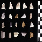 Siebenlinden 3-5, Mikrolithen aus frühmesolithischen (obere drei Reihen) und spätmesolithischen (untere Reihe) Fundhorizonten.