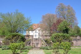 Schloss Munzingen mit Garten