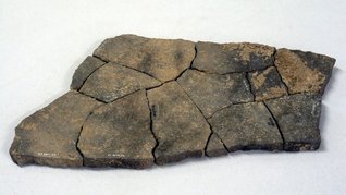 Siebenlinden 3-5, Aneinandergefügte Fragmente einer Platte aus Sandstein,  Beuronien C.