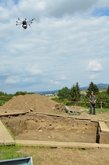 Dokumentation der Grabungsbefunde auf der Ostterrasse der Heuneburg mit Drohne und angehängter Digitalkamera