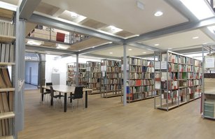 Innenansicht der Fachbibliothek im alten Schelztorgymnasium in Esslingen