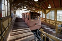 Bergbahn Heidelberg fährt in die Halle der Haltestation