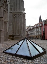 Glaspyramide über der spätantiken Kastellruine.