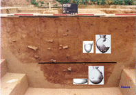 Beispiel eines Querschnittes mit zwei übereinander liegenden Grabenphasen. Zugeordnet die Keramik, die die Bauphasen datiert.