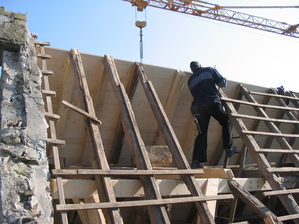 Beginn der Bauarbeiten am Dachstuhl