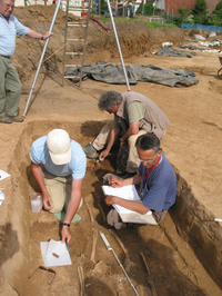 Archäologen bei einer Rettungsgrabung