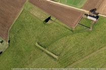 Luftbildaufnahme, auf der Wall und Graben der Viereckschanze von Westerheim zu erkennen sind