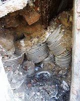 Geschirr aus einem verschütteten Keller eines Haushaltswarengeschäfts.