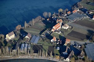 Kulturlandschaften: Luftaufnahme eines Ausschnittes der Klosterinsel Reichenau mit bewirtschafteten Feldern