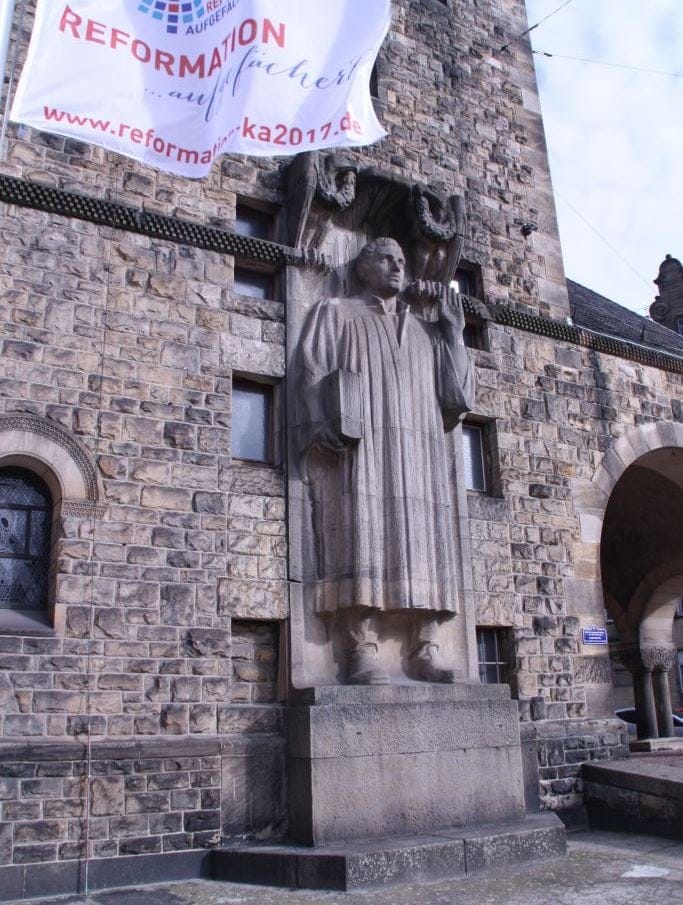 Die Lutherkirche in der Karlsruher Oststadt mit großer Lutherfigur