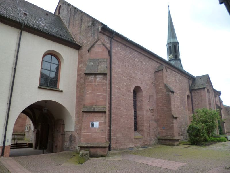 Das ehemalige Refektorium der Zisterzienserabtei Schönau ist heute evangelische Stadtkirche. 